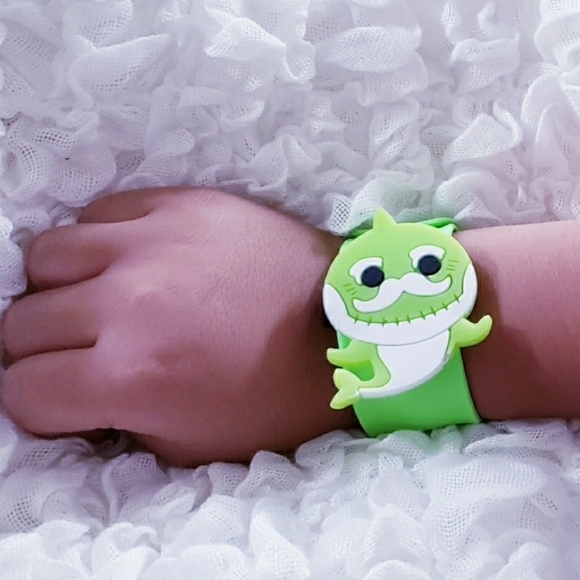 BUNDLE Baby Shark Bracelets & Key chains - Picture 3 of 7